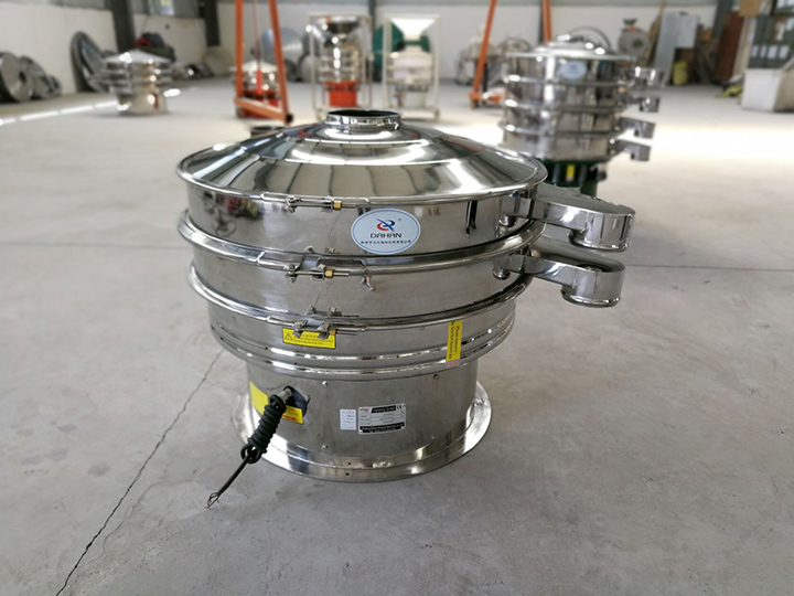全不銹鋼振動(dòng)篩整機(jī)采用不銹鋼拋光而成，干凈衛(wèi)生，可避免原料被污染